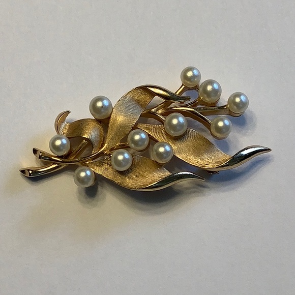 Trifari Jewelry - Trifari gold tone and faux pearl brooch